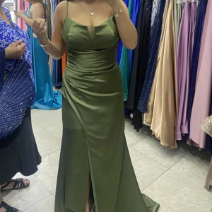 Balklänning/festklänning - Säljer min superfina klänning som är köpt utomlands. Endast använd en gång. Jag är en storlek 36/38 och den passar mig perfekt. Står storlek 40 på klänningen men det stämmer inte överens med svenska storlekar. 