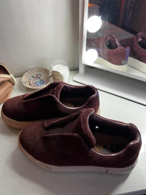 Eytys - Vinröda eytys, finns inte kvar att köpa i butik. Väldigt bra skick då de knappt är använda. De är 37or men  skulle säga att de är snäppet större då jag brukar ha det men fick lägga i en  extra sula 😊💓 (originalpris: 2000)  Kartong och dustbag ingår!!