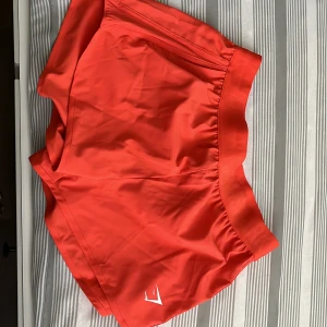 Shorts  - Säljer endast prövade gymshark shorts i tunnt material storlek M, säljer då det inte sitter bra på mig