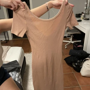 Klänning med öppen rygg  - Fin Besh rosa klänning sem går ner lite i ryggen andvänd 3 gånger😊