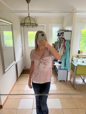 Blus  - Här har jag en söt liten blus som är i strl 40 men passar ändå ok på mig som vanligtvis brukar har s!