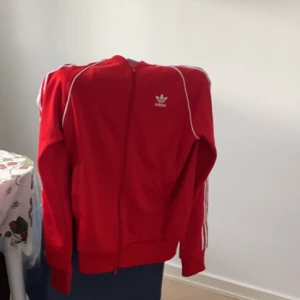 Adidas sst - Säljer för att jag ska byta stil Mitt pris 300 Nypris 850
