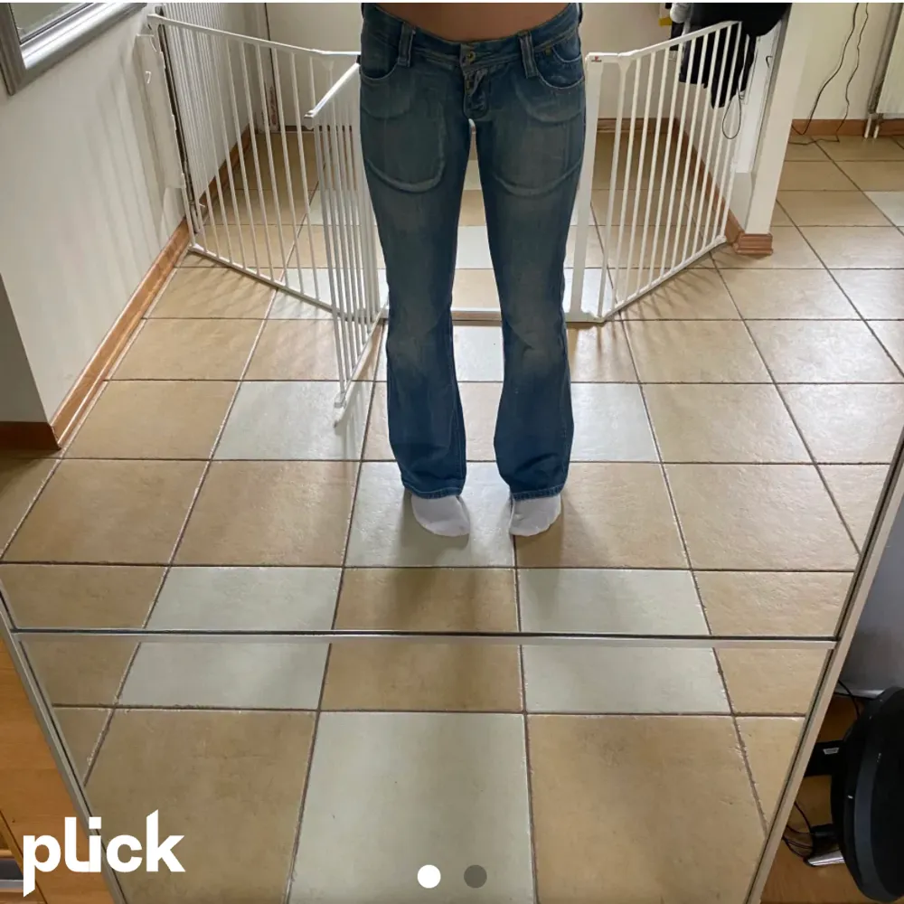 Detta är ett par jeans som jag lagt upp tidigare och därför står det plick på bilden. De kommer inyr till användning längre! 💕Pris kan alltid diskuteras. Farkut & Housut.