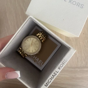 Klocka - Michael Kors klocka MK3191 Fick den som present, den är precis som ny. Köptes för 1995 kr. Säljer den för 500💗