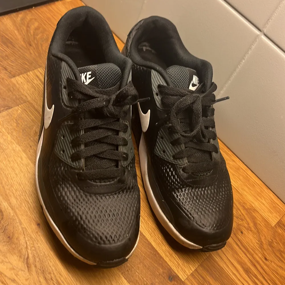 Detta är ett par Nike air Max 90 som är vatten täta och perfekt att använda på alla årstider och är i bra skick. Kengät.