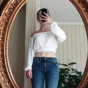 Off-shoulder topp H&M. Ärvt den och använder ej. Strl Xs. I använt skick. Sitter stort och baggy på mig som har Xs/S. Skulle säga den passar Xs-L då den är stretchig. Meddela gärna vid frågor osv! Köparen betalar alltid frakten!! 💘💘