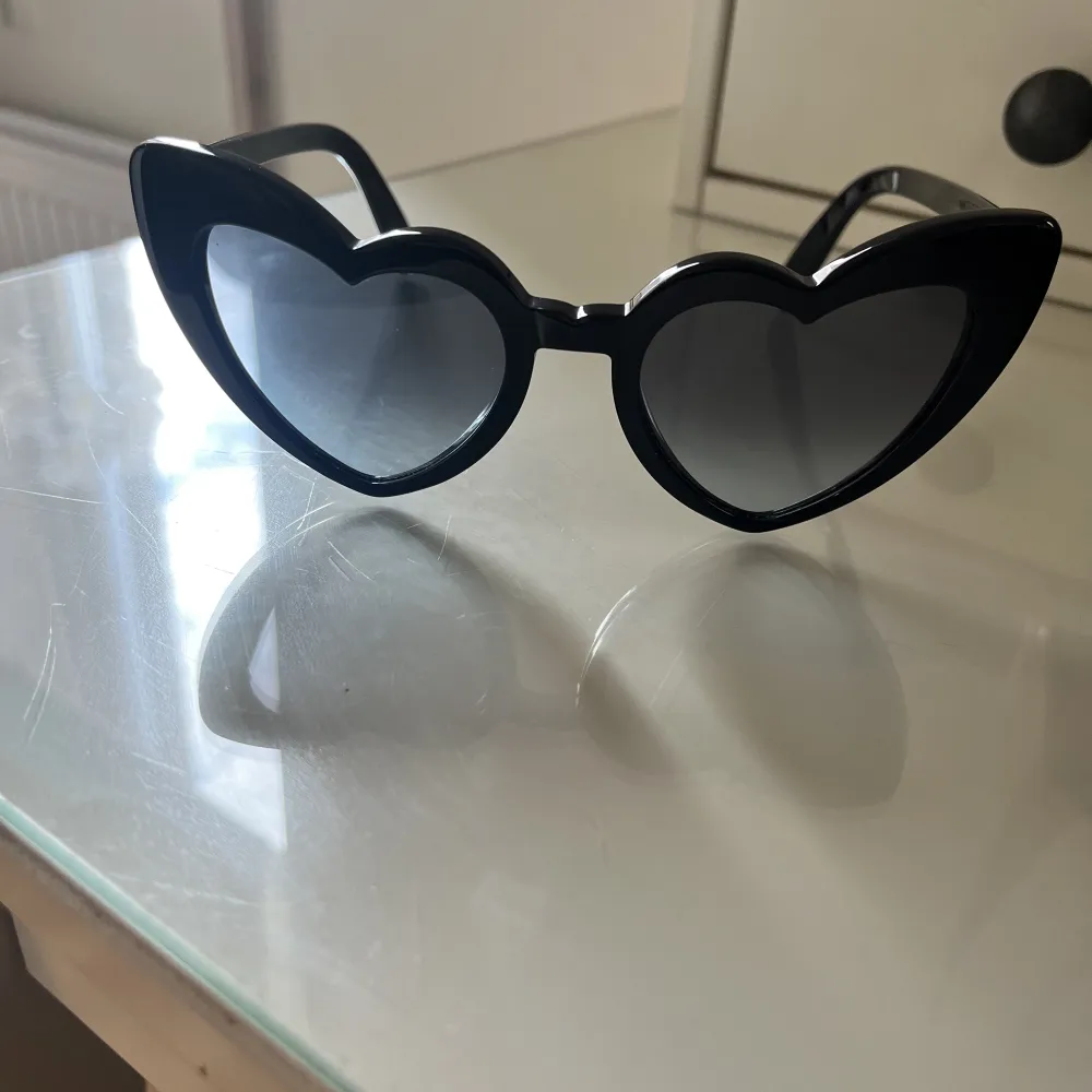 Säljer mina Lou Lou saint Laurent solglasögon, bra skick knappt använda de använts inte har insett de är stora på mig .. . Accessoarer.