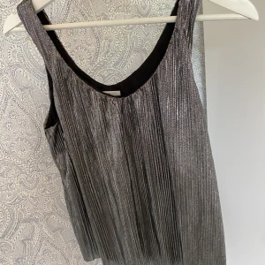 Glitter linne  - Metallic aktigt linne. Inga slitage och köparen står för frakten 