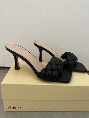 Klackskor - Svarta klackskor från Raid aldrig andvända. köparen står för frakten 