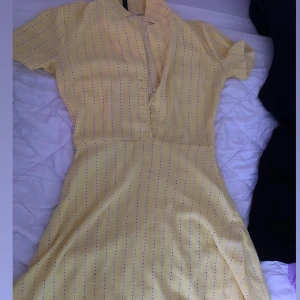 Gul klänning  - Jättefin sommarklänning ifrån H&M Säljer på grund av att jag inte tar på mig klänningar längre. 