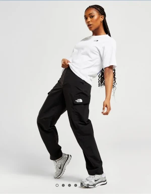 The north face cargo byxor - Inköpta på Jdsports, aldrig använda prislapp kvar på byxorna. 