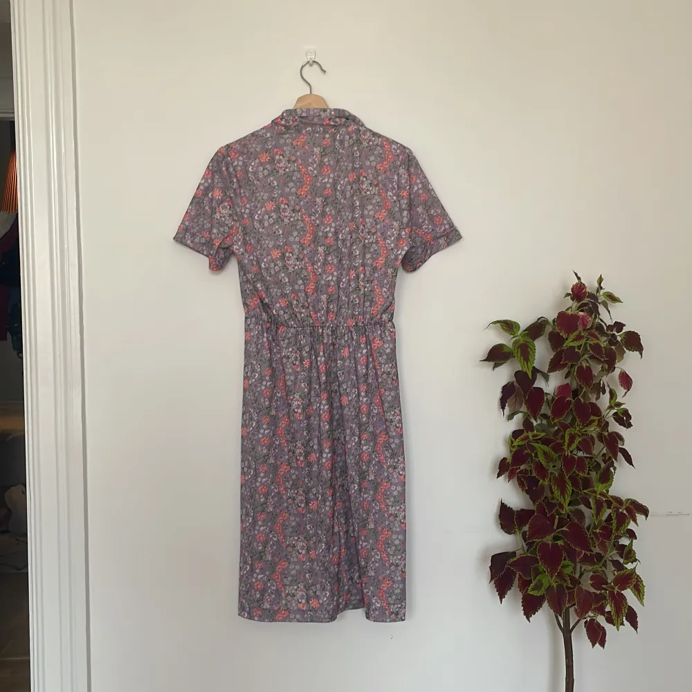 Blommig vintageklänning köpt på beyond retro. Storlek uppskattas till S /M. Mekot.