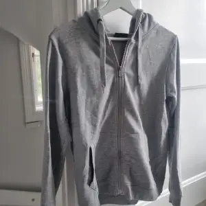 Grå zip-up hoodie i väldigt bra skick!♡ Säljer med anledning av att den ej kommer till användning.