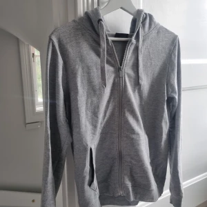 Grå zip-up hoodie - Grå zip-up hoodie i väldigt bra skick!♡ Säljer med anledning av att den ej kommer till användning.