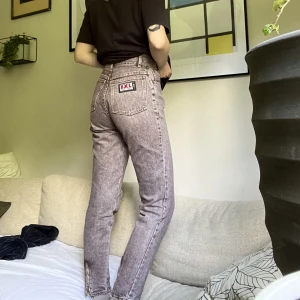 Jeans - Jeans med dragkedja längst ner, säljer då jag tyvärr inte använder dom längre 