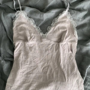 Gulligt Spets linne - Säljer detta super gulliga beigea spets linne, strl M💕