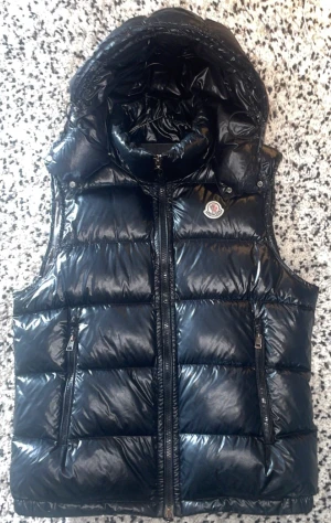 Moncler Väst  - Säljer min Moncler Bormes väst som är helt ÄKTA såklart storlek 3.  Västen är inte i nyskick utan har täcken av användning.   