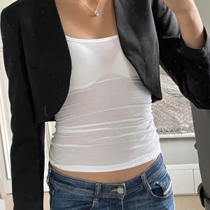 Kostymkofta - Fin kort kostym/kofta att dra över axlarna.