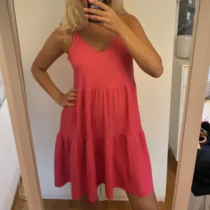 En så gullig rosa strandklänning från HM, bara använd en gång 