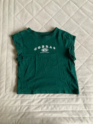 T-shirt💗 - Säljer denna t-shirt som är köpt från HM och är i storlek s. Armhålorna på den är som på ett linne💕💗