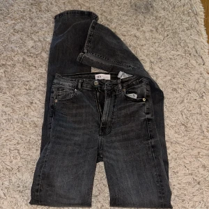 Zara jeans  - Säljer ett par jeans från zara i storlek 34! Lite långa på mig som är 160. Jeansen har en slit vid slutet av byxorna 🩷 Pris kan diskuteras… Kontakta mig för fler bilder 💗