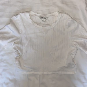 T-shirt med öppen rygg - Kort t-shirt med öppen rygg.