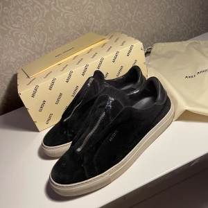 Axel arigato skor  - Säljer nu mina arigatos för att jag inte använder dom. Dom är i storlek 44, dust bag och låda fås med om man så vill..  Mer info privat. 