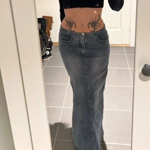 Vintage Jeanskjol lågmidjad - Lång jeanskjol, lågmidjad. Passar 32/34/xs eller någon med W23-25 