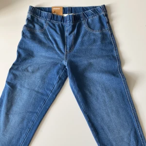 Jeans  - Helt oanvända jeans, är väldigt stretchiga.