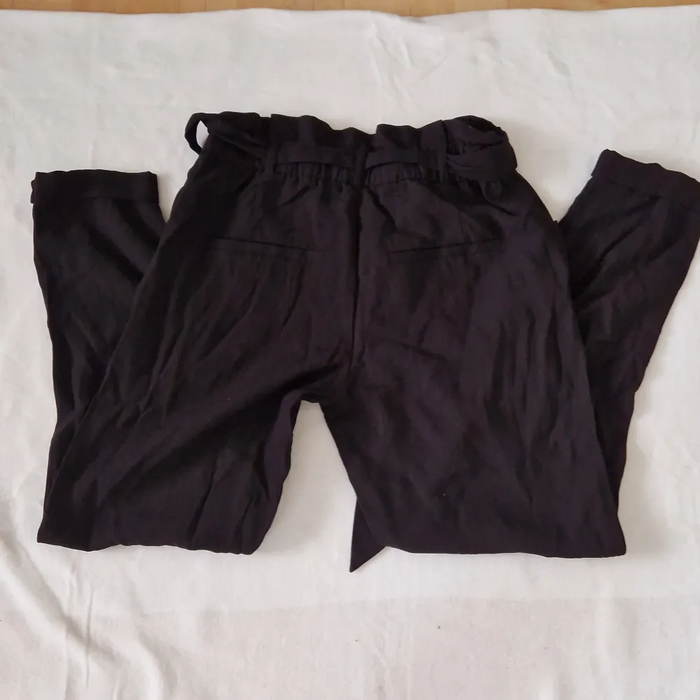 Fina svarta kostymbyxor från Zara i storlek XS. Knytband i midjan. Uppvik på benen. Jeans & Byxor.
