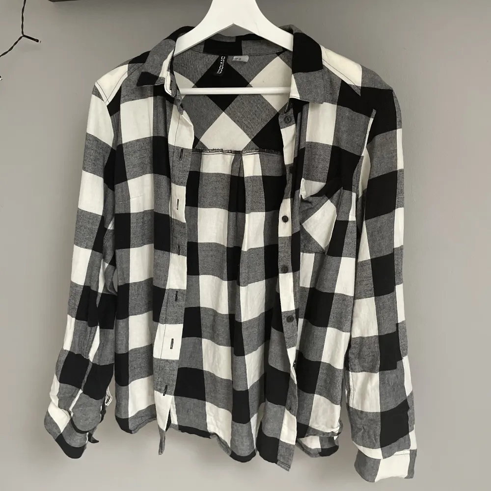🤍 Flanellskjorta som använts som overshirt från hm i storleken XS säljes då den inte kommit till användning på senaste 🤍 I använt skick men inga defekter osv 🤍 Spårbar leverans  . Skjortor.