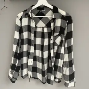 🤍 Flanellskjorta som använts som overshirt från hm i storleken XS säljes då den inte kommit till användning på senaste 🤍 I använt skick men inga defekter osv 🤍 Spårbar leverans  