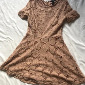 Stockholmsstil klänning - Säljer denna Stockholms stils klänningen från forever 21 för att den tyvärr blivit för liten, bara använt fåtal gånger och i väldigt bra sick. Pris kan diskuteras vid snabb affär!💕