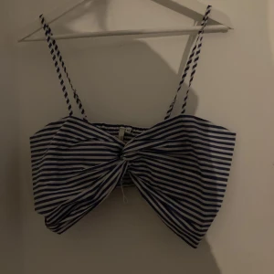 Topp - Säljer denna strandtopp från Nly trend den är storlek 44 men jag som har m-lvpassar den. Den kostar 50kr skriv privat för fler bilder eller funderingar🤍