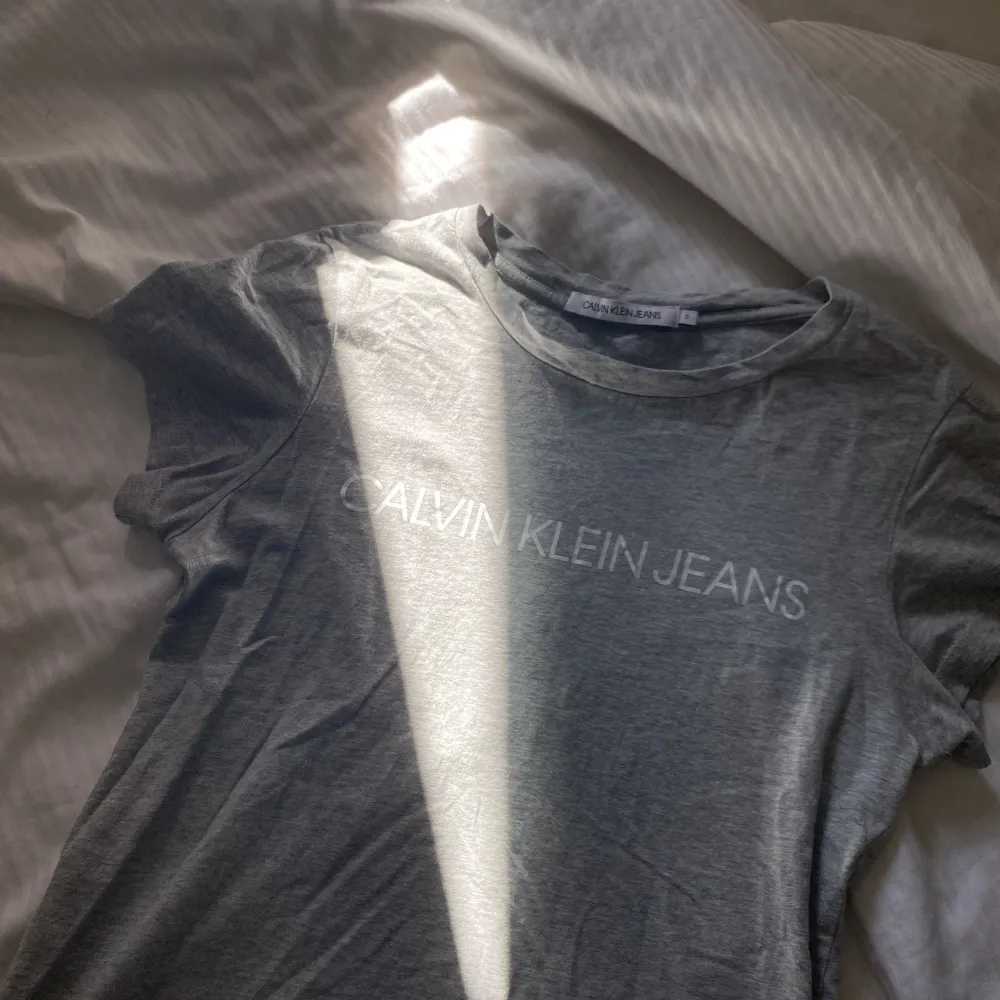 Grå t-shirt från Calvin Klein!. T-shirts.