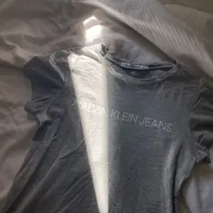 Grå t-shirt från Calvin Klein!