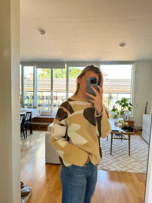 Stickad tröja  - Stickad tröja från NA-KD. Väldigt sparsamt använd🌸