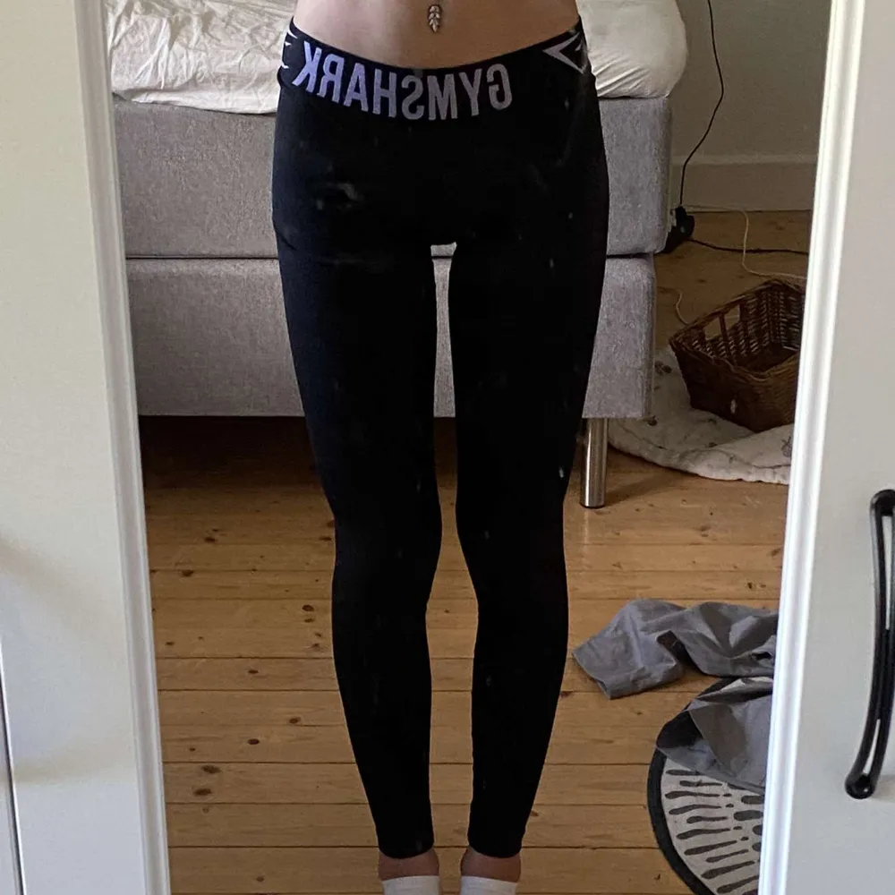 Säljer mina lågmidjade träningstights från gymshark då dom inte kommer till användning. Använda fåtal gånger. Dom har ett gummiband innanför som gör att byxorna inte åker ner🥰 Stretchiga så skulle kanske passa Xs och S💕. Jeans & Byxor.