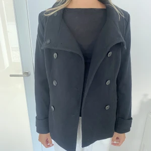 Jacka från HM - Fin jacka från HM. Använd några gånger och i bra skick. Modellen är 178 cm lång