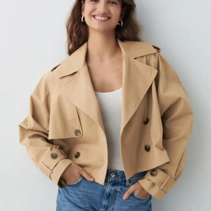 Kort trenchcoat Gina Tricot - Slutsåld kort trenchcoat från Gina Tricot, helt ny. I storlek L, samma storlek som Josefin LAVOLD har på bilderna, för att bli lite snyggt oversized. 🌸