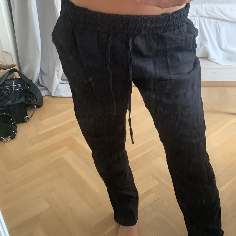 Svarta linnebyxor från h&m man kan vika ner kanten så blir dom lågmidjade 😍 som jag gjrode på bilderna. Jeans & Byxor.