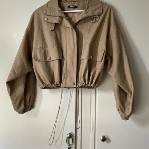 Jacka  - Har endast använts fåtal gånger och är fortfarande i bra skick. Kontakta för frågor 😊