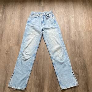 Ett par raka jeans med slits som blivit urväxta, endast använda någon enstaka gång!