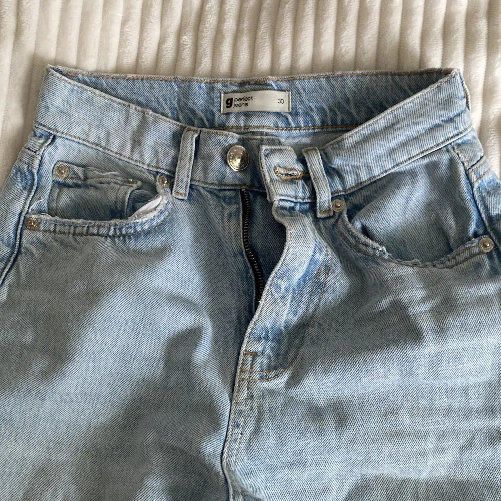 Säljer dessa fina jeans från Gina som tyvärr är försmå för mig💙 storlek 30. Jeans & Byxor.