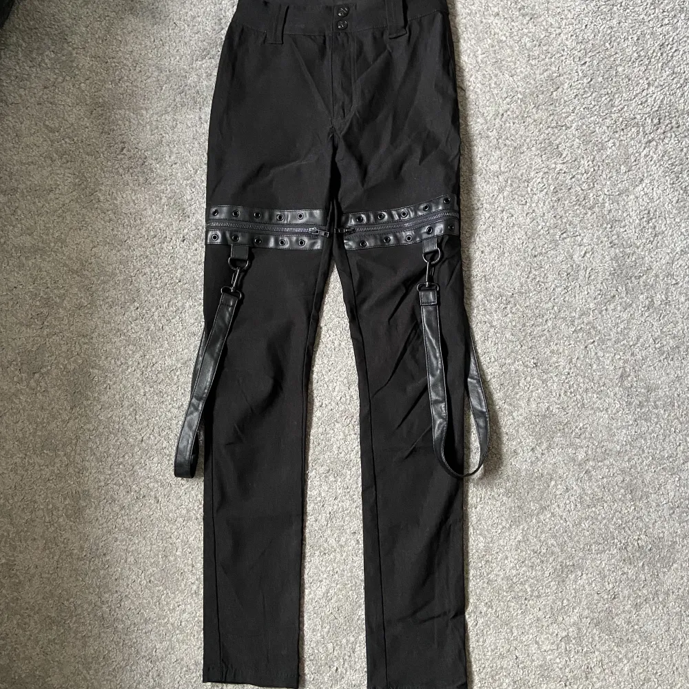 Goth stretchiga tights med läder hängsel som man kan ta av lätt. . Jeans & Byxor.
