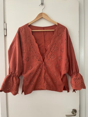 Blus i storlek M/L - Jättesöt blus 