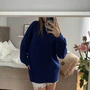 Oversized stickad tröja  - Jättesnygg oversized blå stickad tröja från Mango! Väldigt bra skick 🫶🫶