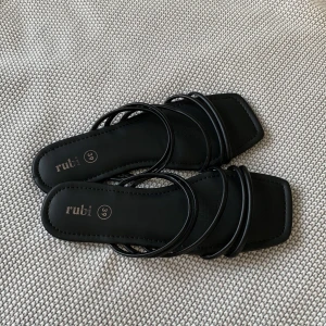 Sandaler storlek 39 - Snygga, sköna och lättstylade sandaler som tyvärr ej kommer till användning då jag har ett par andra. Har endast använts vid ett tillfälle i 20 min, så som nya! Veganska! (Se 3e bilden). Är sanna i storlek - 39. Nypris ca 300kr
