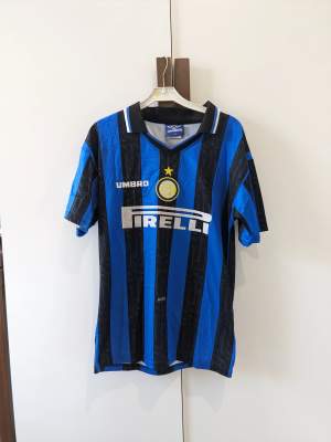 Inter Milan retro replica av 97-98 tröjan. Fint skick i stl M tts. Använd typ 2 ggr.   Ville ha större storlek så säljer den, men den är true to size.  Pris kan diskuteras
