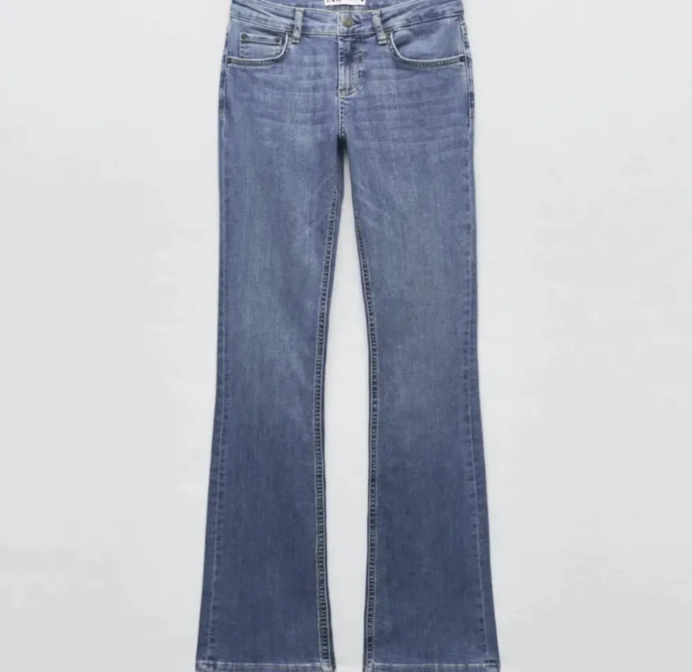 Sparsamt använda jeans från zara i stl 34. Dem är avklippta och passar ca 160💕 (inte min bild) . Jeans & Byxor.